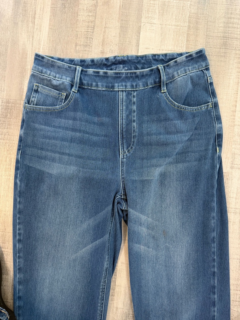 Halara Womenโs Petite L Pull-On Stretch Jeans Straight Leg Medium Wash